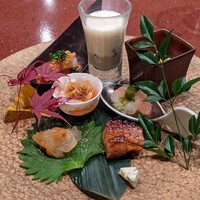 中華寝台 - 前菜盛り合わせ。これだけでワインが1本空く