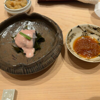 鮨 龍次郎 - カワハギ、ワカメを添えて