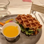 ロクシタンカフェ SHIBUYA TOKYO - クロワッサンワッフルサンドイッチ ベーコン＆エッグ