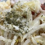 ラーメン もっけだの - 2022.11限定『塩トマトラーメンニンニク野菜マシマシ』のとろけるチーズ、バジル