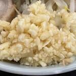 ラーメン もっけだの - 2022.11限定『塩トマトラーメンニンニク野菜マシマシ』のニンニク