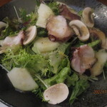 Washoku Sake Yuu - タコと洋梨とマッシュルームのグリーンサラダ