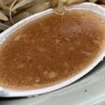 ラーメン もっけだの - 2022.11限定『塩トマトラーメンニンニク野菜マシマシ』のスープ