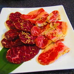 Jingisukan Yakiniku Miyanomori - 選べる３種の自由焼肉牛ランチ　１２００円（税込）の牛ロースと牛カルビー人分のアップ【２０２２年１１月】