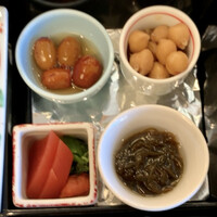 すぎ山 - 左上より、なつめ、ひよこ豆、浅漬け、もずく