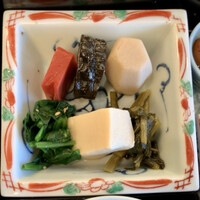 すぎ山 - 左上より、赤こんにゃく、昆布巻き、里芋、茹でほうれん草、高野豆腐、青菜煮物