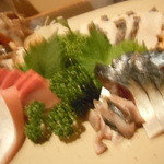 呑舟 - その日のお勧めの刺身。ボケてしまったけど、新鮮さが伝わるかな　2013年3月