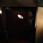 地階を降りると、重厚な扉が立ちはだかった♪