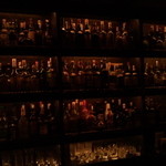 BAR五 - 棚にはびっしりと瓶が並ぶ♪  中には、値段がつかないオールドものが！