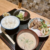 北新地 つきしろ - 黒毛和牛の肩バラ肉のすき焼きと10種類の野菜と黒毛和牛の粕汁定食 1200円＋温泉たまご100円