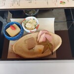 188931712 - 前菜、左上のカニ味噌豆腐、中央の栗豆腐(？)が旨かった。