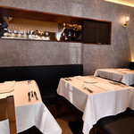 Romiele da REGA - オープンキッチンが見えるテーブル席