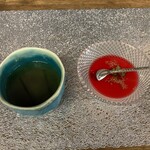 ヒキュウ - ジャスミン茶と杏仁豆腐の上に甘酸っぱいソースがかかってます