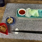 Hikyuu - 中華サラダとシュウマイ、海老せんはチリソースで食べます