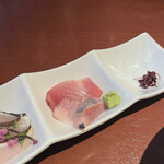 酒肴場 屯 - 海鮮丼付属のお刺身（メジマグロ、ハッカク、ニシン）