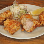 英洋軒 - 鶏のからあげ2個（半分に切られてます）