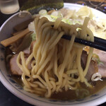 麺屋 ごとう - 「チャーシューメン」（1,050圓）、「（トッピング）ワンタン（4個）」（200圓）、「（トッピング）ねぎ多め」（80圓）の麺アップ。