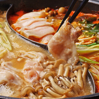 You can choose your soup stock◎ Kannai specialty! Two color hot pot
