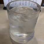 永福町 大勝軒 - 羽釜のようなズッシリしたグラス。ウイスキーでも入れたい気分