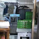 永福町 大勝軒 - 製麺機。奥に並ぶ傘は、待ち行列のお客さん用でしょうか。そういう心意気のお店です