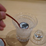 三谷 - 奄美大島産の鯛の肝臓と白子のスープにカザフスタン産のキャビア