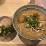 札幌麺屋 美椿 - 味噌（890円）、炊き込みご飯中（320円）、味玉（100円）