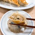 ぎょうざの満洲 - 焼餃子断面