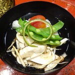 草喰 なかひがし - お椀：鱧と松茸、祇園豆、昆布〆したアイコ（ミニトマト）、青柚子