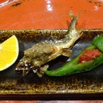 草喰 なかひがし - 子持ち鮎とうるか、トマト煮を挟んだ田中唐辛子、摘果みかん