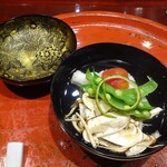 草喰 なかひがし - お椀：鱧と松茸、祇園豆、昆布〆したアイコ（ミニトマト）、青柚子