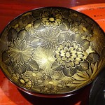 草喰 なかひがし - お椀の蓋：菊の模様