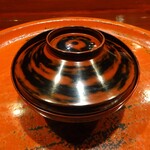 草喰 なかひがし - お椀：月と雲に見立てた白味噌汁