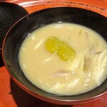 草喰 なかひがし - お椀：月と雲に見立てた白味噌汁（茗荷が雲、さつまいもが月）