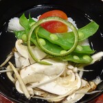 草喰 なかひがし - お椀：鱧と松茸、祇園豆、昆布〆したアイコ（ミニトマト）、青柚子