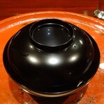 草喰 なかひがし - お椀：鱧と松茸、祇園豆、昆布〆したアイコ（ミニトマト）、青柚子