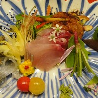 草喰 なかひがし - お造り：鯉の洗い 草花と野菜のサラダ仕立て