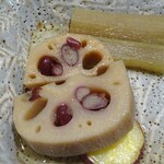 草喰 なかひがし - 炊き合わせ：蓮根（小豆が詰めてあり、先行き不透明）