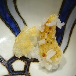 草喰 なかひがし - おこげ、ドーバー海峡の塩、山椒オイルをつけて。