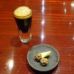 草喰 なかひがし - コーヒー：1ヶ月前に落とした水出しコーヒー、茶菓子：蕎麦の実と黒砂糖の金平糖、蘇