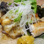 草喰 なかひがし - 岡山天然鰻 白醤油の蒲焼き、新姫のジャム、揚げた香茸、千切りした夏大根と夏葱、伏見とうがらし、間引き大根（葉）、ズッキーニ