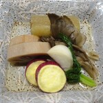 草喰 なかひがし - 炊き合わせ：小蕪、蓮根、舞茸、ずいき、サツマイモ