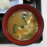 三喜食堂 - 味噌汁は　なめこ　と　油揚げ　豆腐　わかめ