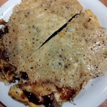 Teppanyaki To Okonomiyaki Mishimaya - チーズまみれ（チーズせんべい）