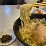 Ramen Naru - 麺は細めストレート麺！