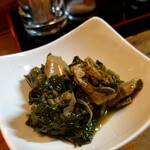 立ち呑 ちとせ - お通しの『葉もの野菜と油揚げの煮物』(税込み350円)