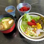レストラン　らん - サラダ、味噌汁、漬物