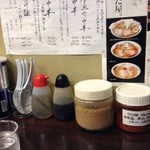 なかた屋 - 右端が、つけ麺・背あぶら用自家製魚がしネギ一味。辛いので要注意との事。