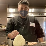 焼鳥・もつ焼 串焼き神社 - 大きな焼きおにぎり