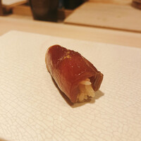 すし寿 - マグロ  漬け  にぎり  柚子を効かせて
                      ※ねっとり華やか。マグロの中では一番気に入りました。