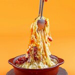 두꺼운 베이컨 치즈 카르보나 라 치즈 볼케이노 점심 세트